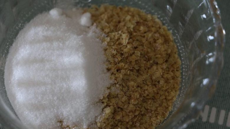 减脂小麦胚芽土豆球,把用于滚面的小麦胚芽和砂糖放一起