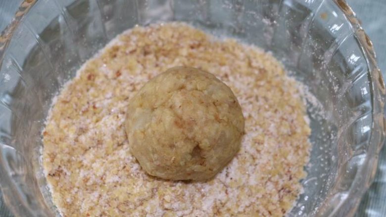 减脂小麦胚芽土豆球,180度预热烤箱
取20g滚圆，然后表面滚上混合好的多小麦胚芽和砂糖