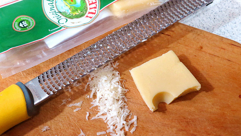 浓郁味香的【培根奶油炖菜】,首先制做白酱。将大孔奶酪磨成细碎状