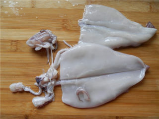 砂锅爆炒鱿鱼,将鱿鱼去头、内膜和刺，清洗干净，撕掉薄薄的黑色皮。