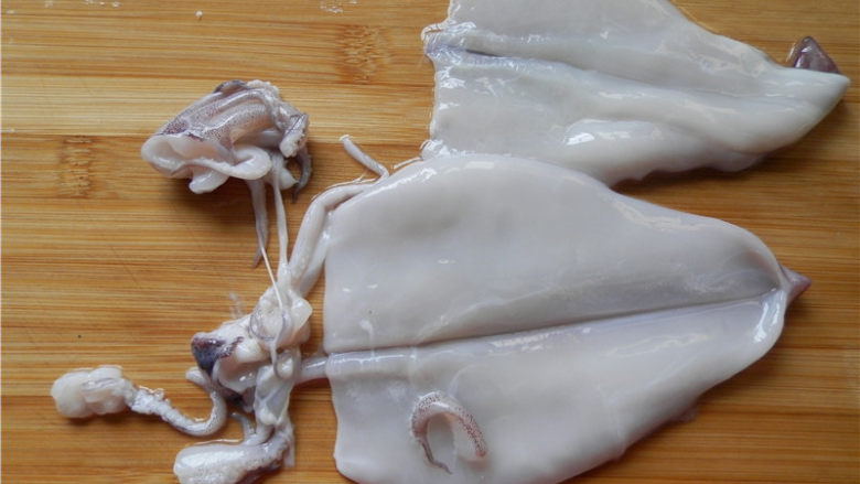 砂锅爆炒鱿鱼,将鱿鱼去头、内膜和刺，清洗干净，撕掉薄薄的黑色皮。