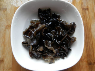 砂锅爆炒鱿鱼,黑木耳用温水泡发好，摘去杂质，洗净，撕成小片。