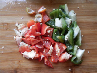 砂锅爆炒鱿鱼,红甜椒和青甜椒洗干净，切成三角形块。