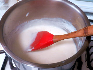 浓郁味香的【培根奶油炖菜】,最后加入现磨大孔奶酪，搅至柔滑即成白酱，待用