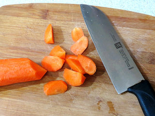 浓郁味香的【培根奶油炖菜】,红萝卜切成滚刀小块