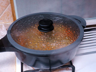 浓郁味香的【培根奶油炖菜】,加入盖过食材的水，大火煮开，盖锅盖中火继续煮10-15分钟