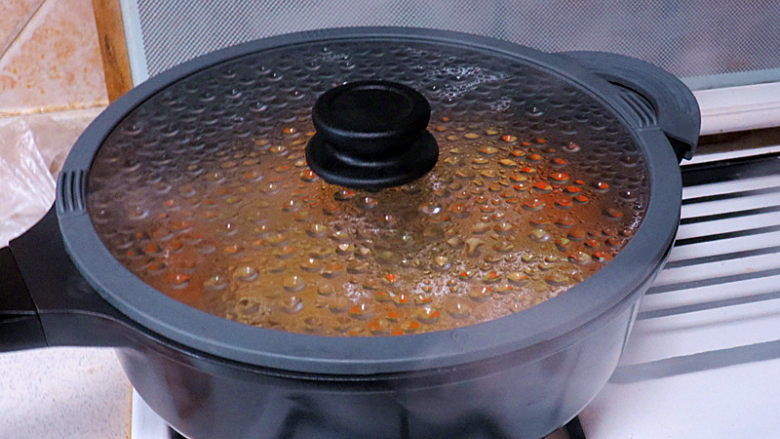 浓郁味香的【培根奶油炖菜】,加入盖过食材的水，大火煮开，盖锅盖中火继续煮10-15分钟