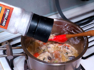 浓郁味香的【培根奶油炖菜】,继续煮5分钟，期间要一直搅拌避免粘锅，西兰花煮熟后，加些盐
