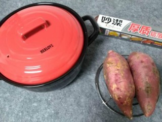 砂锅烤红薯,首先准备好砂锅，红薯，烤架，锡纸，新的黑乐砂锅冲洗干净，擦干即可。