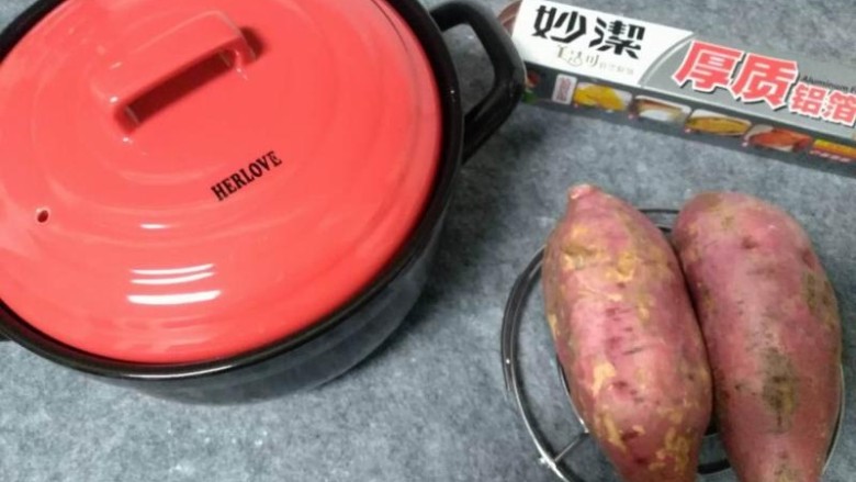 砂锅烤红薯,首先准备好砂锅，<a style='color:red;display:inline-block;' href='/shicai/ 2585'>红薯</a>，烤架，锡纸，新的黑乐砂锅冲洗干净，擦干即可。