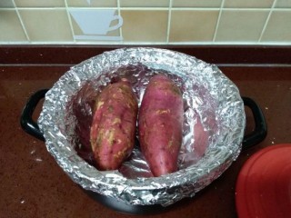 砂锅烤红薯,放入红薯（我特意选了两个大点的来烤，就是想测试一下大一点的是否也能完美的烤熟。结果很满意，中小个的红薯大约用了40分钟，大个那个红薯用了大约1小时）。
