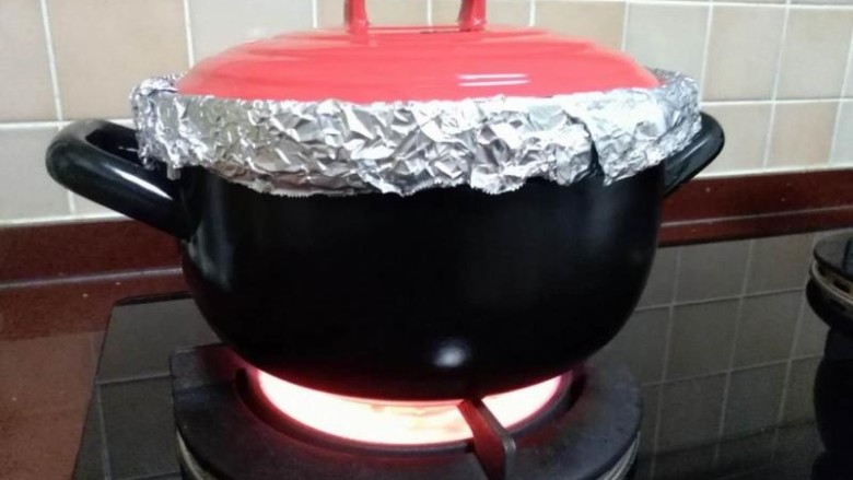 砂锅烤红薯,盖上砂锅盖子，大火烤20分钟左右，打开盖子将红薯翻个面（这时最好戴手套，以免烫伤），然后改中小火烤40分钟，中途每隔二十分钟翻一次面。