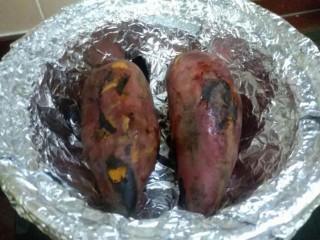 砂锅烤红薯,熄火后继续焖10分钟。