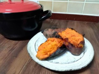 砂锅烤红薯,一款美味的砂锅烤红薯就烤好了，水分刚刚好，软嫰香甜，非常赞。