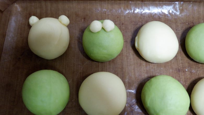 卡通面包—青蛙凯蒂挤挤包（一次发酵）,绿色的粘在中间偏上一点的位置，做眼睛。