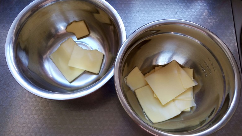 蛋黄酥(黄油版),首先将黄油分好软化成膏状 用手可以轻松戳个洞