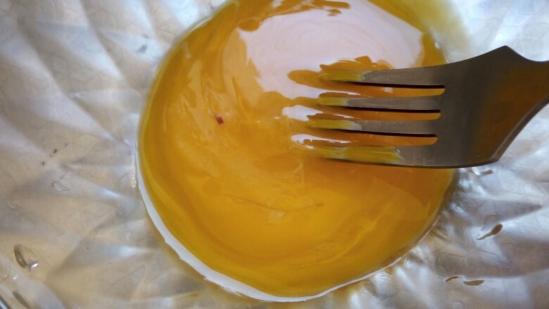 蛋黄酥(黄油版),去一个鸡蛋黄只要蛋黄哦  用叉子搅碎