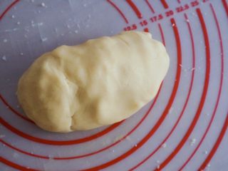 花生饼干条（花生酱版）,上下叠的方法将面粉叠加成团，为了避免有筋性也可以直接手抓成团，⚠️不要像揉面那样揉