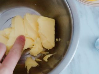花生饼干条（花生酱版）,取需要的量的黄油，室温软化到手指可以轻松按动