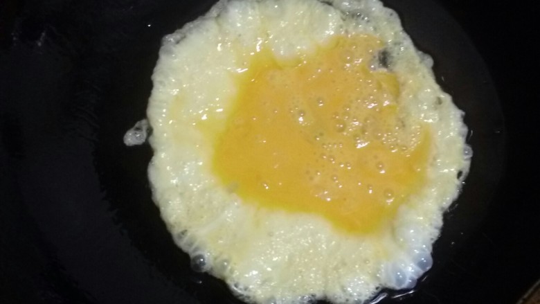 炒“白胖子”土豆粉,小火倒入鸡蛋，煎至两面金黄