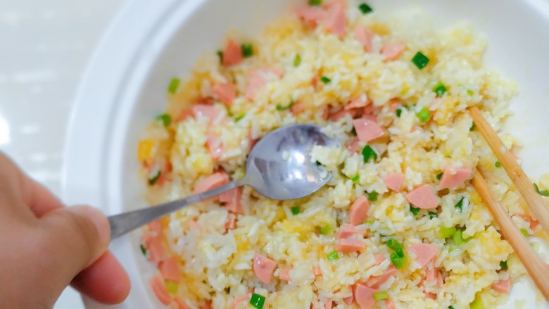 米饭鸡蛋饼,如果有饭坨，用勺子压一压，不要太用力，压散。