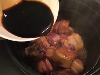 铁锅烧猪,加入酱油拌炒