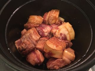 铁锅烧猪,让肉裹上焦糖色，这样就不需要老抽也能美美的了！