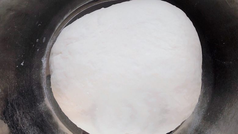 萝卜丝烙饼,揉成光滑的面团，盖保鲜膜醒面20分钟。