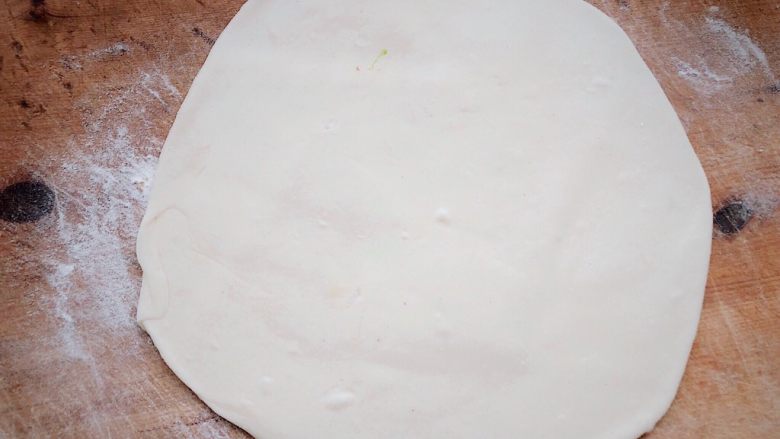 萝卜丝烙饼,把面剂子擀成中间厚，四周薄的圆形。