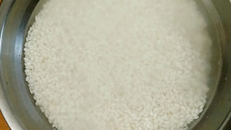 鲜肉粽子,糯米洗净，用温水浸泡3-4小时，米和水的比例为一比二。这样泡出来的糯米，做成粽子有光泽，口感黏度适中，精而不烂。