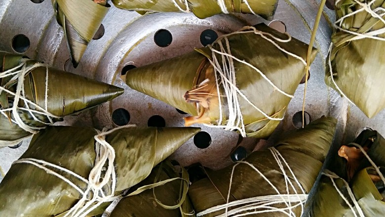 鲜肉粽子,沥水捞出后放在篦子上晾一下，不烫手的时候就可以剥开来吃了。