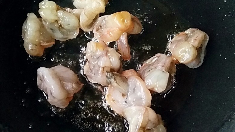 一虾两吃――《外科风云》同款：香酥虾壳&茄汁虾球,锅中留适量底油，烧至7成热，放入腌制好的虾球。