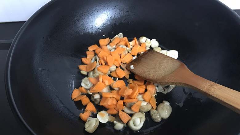 草菇虾仁  ,把胡萝卜粒放入。