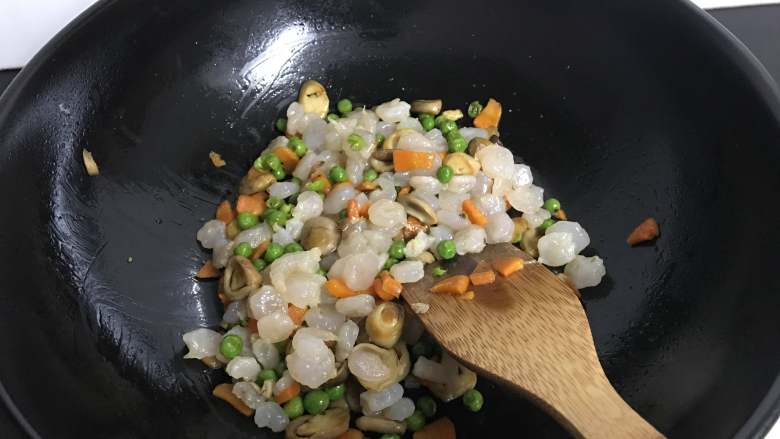 草菇虾仁  ,最后把虾仁一起放入炒匀，等虾仁变色后即可出锅。