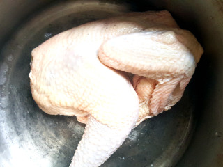 暖心又暖胃》》猪肚鸡,准备半只鸡。