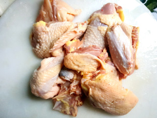 暖心又暖胃》》猪肚鸡,把鸡切块。用料酒，胡椒粉擦一擦。