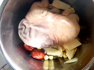 暖心又暖胃》》猪肚鸡,放入锅中，并加入红枣。莲心，冬笋片。