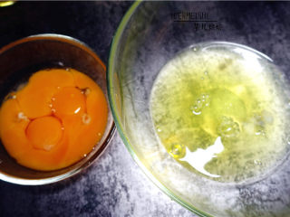 竹炭奶油卷,将鸡蛋分里在两个无水无油的干净碗里。