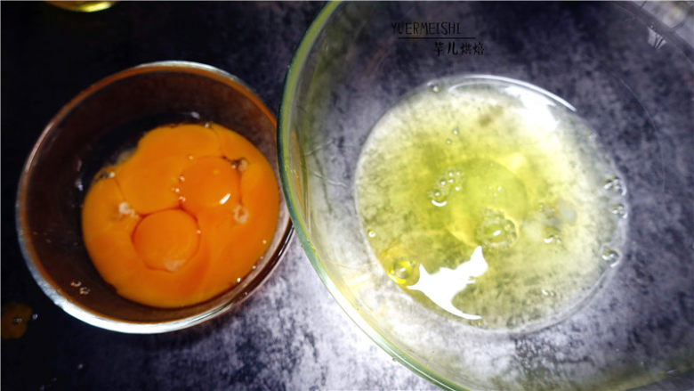 竹炭奶油卷,将<a style='color:red;display:inline-block;' href='/shicai/ 9'>鸡蛋</a>分里在两个无水无油的干净碗里。