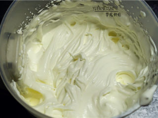 竹炭奶油卷,将淡奶油加白糖打发备用。