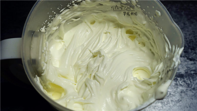 竹炭奶油卷,将淡奶油加白糖打发备用。
