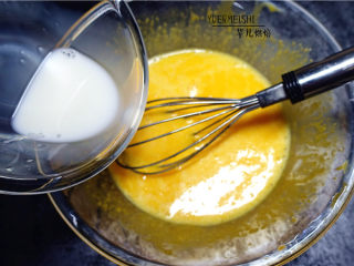 竹炭奶油卷,加入牛奶，色拉油拌匀。