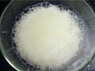 竹炭奶油卷,蛋白里滴几滴白醋或柠檬汁，搅打至鱼眼状，分三次加入白糖，继续搅打。