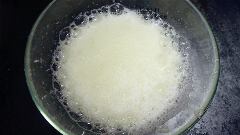 竹炭奶油卷,蛋白里滴几滴白醋或柠檬汁，搅打至鱼眼状，分三次加入白糖，继续搅打。
