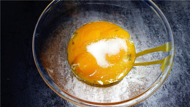 竹炭奶油卷,蛋白加15克白糖用手动打蛋器搅拌均，搅拌至细砂糖融化，颜色变浅。