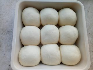 椰蓉小面包,有发酵箱的36度进行第二次发酵(60-90分钟左右)。如果没有发酵箱可以放入烤箱里面放入一碗热水（发酵温度不能超过38度）。
