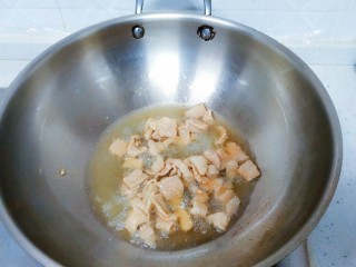 菜花腐竹焖肉片,多倒点油，要炒整个菜的。热油后倒入肉片，断生后盛出来。