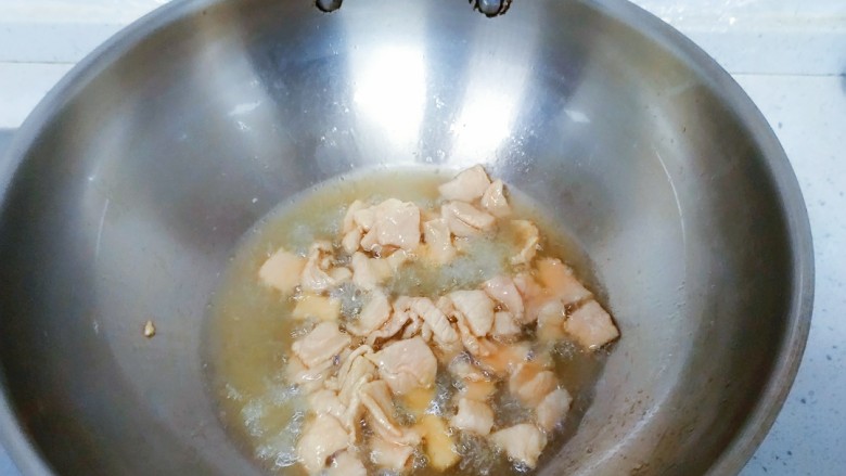 菜花腐竹焖肉片,多倒点油，要炒整个菜的。热油后倒入肉片，断生后盛出来。