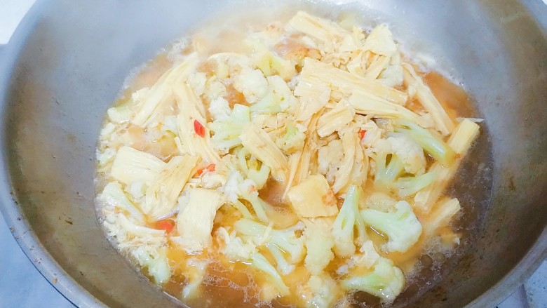 菜花腐竹焖肉片,加水，没过菜，盖上锅盖，等水开。
