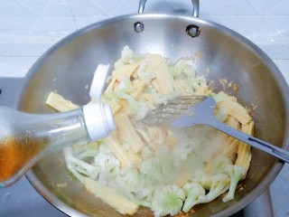 菜花腐竹焖肉片,菜花断生后，加入料酒、一点点老抽、生抽，翻炒一会。